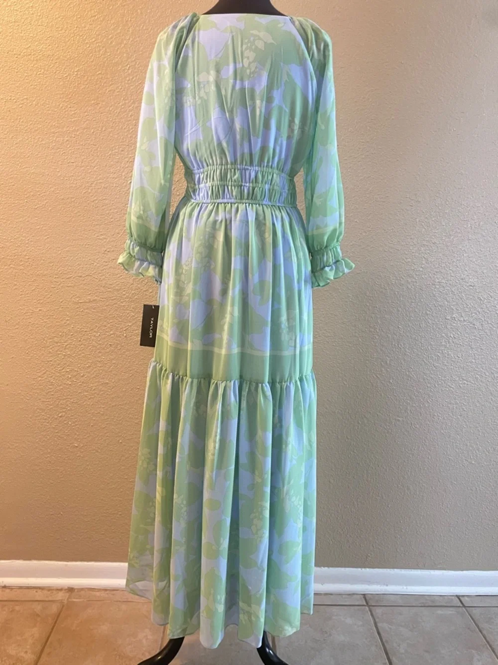Taylor Chiffon Pastel Mint & Lilac Floral V-Neck Maxi Dress Long Sleeve Size 4 - Picture 3 of 14